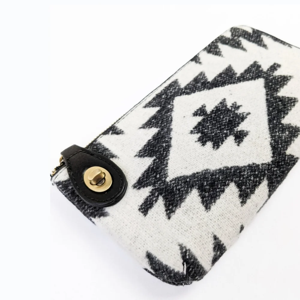 🦋LAST🦋NWT Jen & Co. Kendall Crossbody Clutch, Black and White Aztec